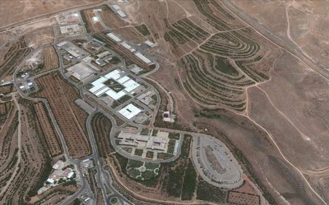 Una vista de Google Earth de una instalación científica siria en Jamraya, cerca de Damasco, antes de que fuera atacada por aviones de guerra israelíes a fines de enero. (Crédito de la foto: captura de imágenes de Google Earth)