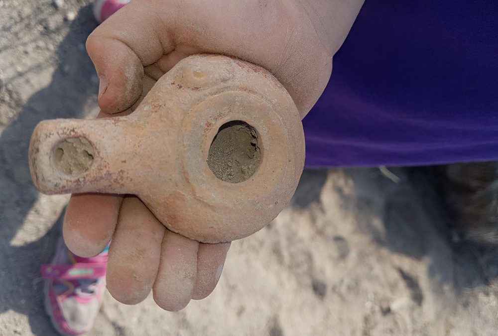 En la guarida de un puerco espín, madre e hija descubren lámpara hasmonea de 2.200 años de antigüedad