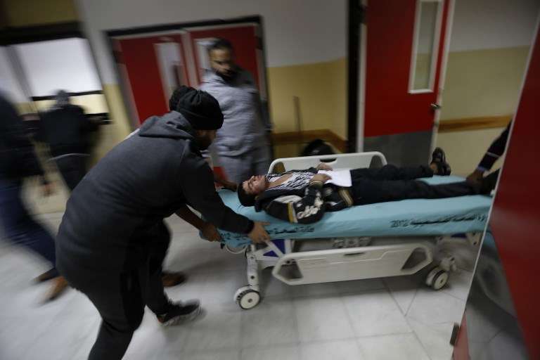 Un árabe herido llega a un hospital para recibir tratamiento luego de un ataque aéreo israelí en Beit Lahia, en el norte de la Franja de Gaza, después del lanzamiento de cohetes desde Gaza hacia Israel, el 8 de diciembre de 2017. (AFP PHOTO / MOHAMMED ABED)