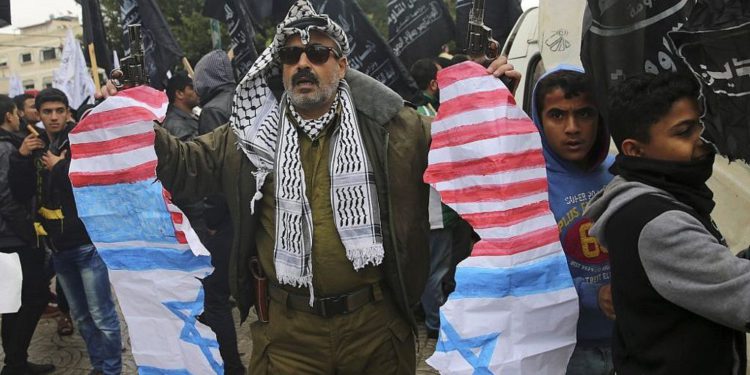Árabes en Gaza queman banderas estadounidenses e israelíes antes del reconocimiento de Jerusalém por parte de Trump