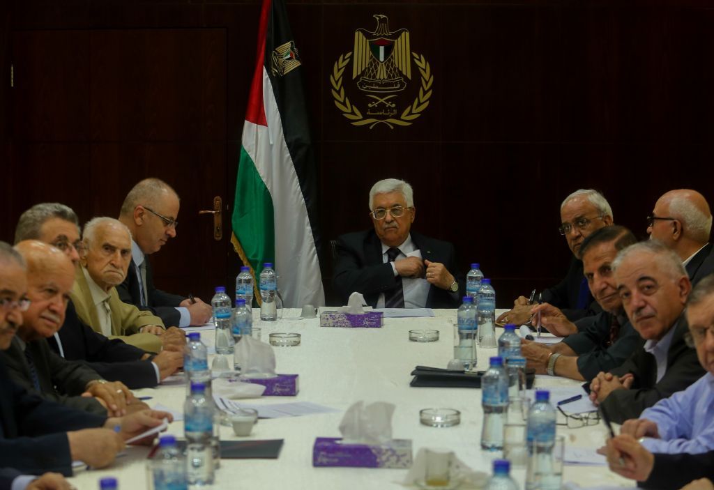 Mahmoud Abbas (centro) asiste al Comité Ejecutivo de la reunión de la Organización de Liberación de Palestina en la ciudad de Ramallah, el 1 de septiembre de 2015. (Flash 90)