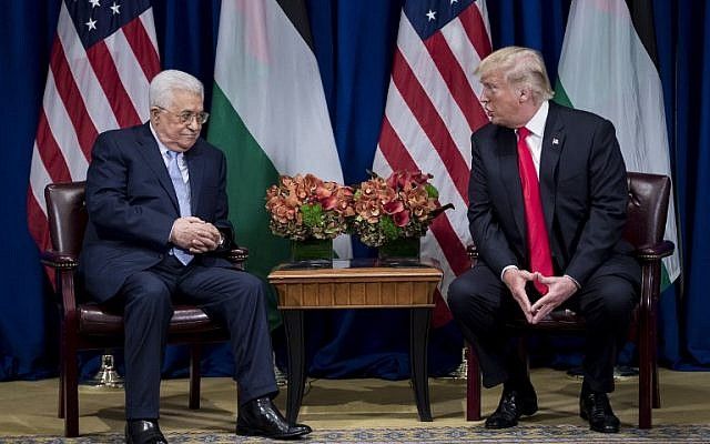 El presidente de la Autoridad Palestina, Mahmoud Abbas, escucha mientras el presidente estadounidense, Donald Trump, hace una declaración para la prensa antes de una reunión en el Palace Hotel durante la 72 Asamblea General de las Naciones Unidas el 20 de septiembre de 2017 en Nueva York. (AFP / Brendan Smialowski)