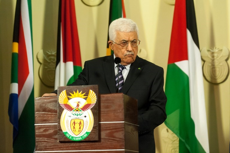 El líder de la Autoridad Palestina Mahmoud Abbas da una conferencia de prensa luego de su reunión con el presidente sudafricano, el 26 de noviembre de 2014, en Pretoria, como parte de su primera visita oficial a Sudáfrica. (crédito de la foto: AFP PHOTO / STEFAN HEUNIS)