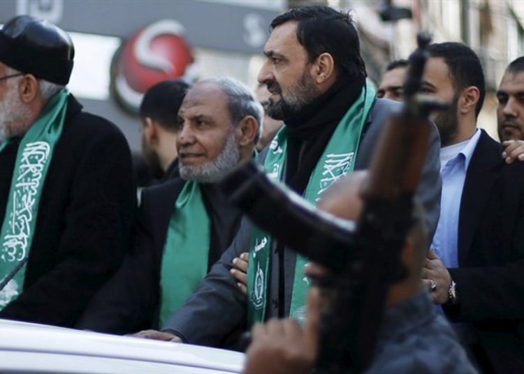 Altos líderes de Hamas Imad al-Alami (R) y Mahmoud Zahar (C) /Foto: REUTERS)