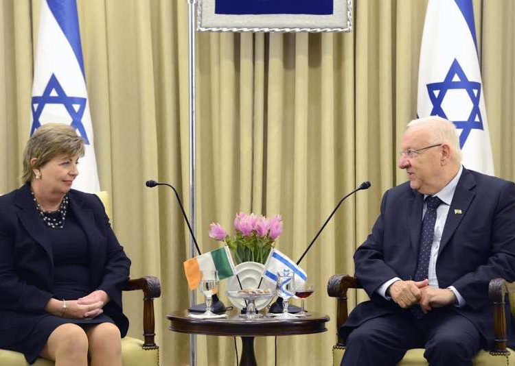 Israel convoca a embajadora de Irlanda por proyecto de ley que boicotea productos israelíes