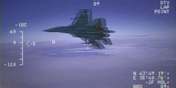 Vídeo muestra que un caza ruso estuvo cerca de impactar un avión de reconocimiento de EE.UU
