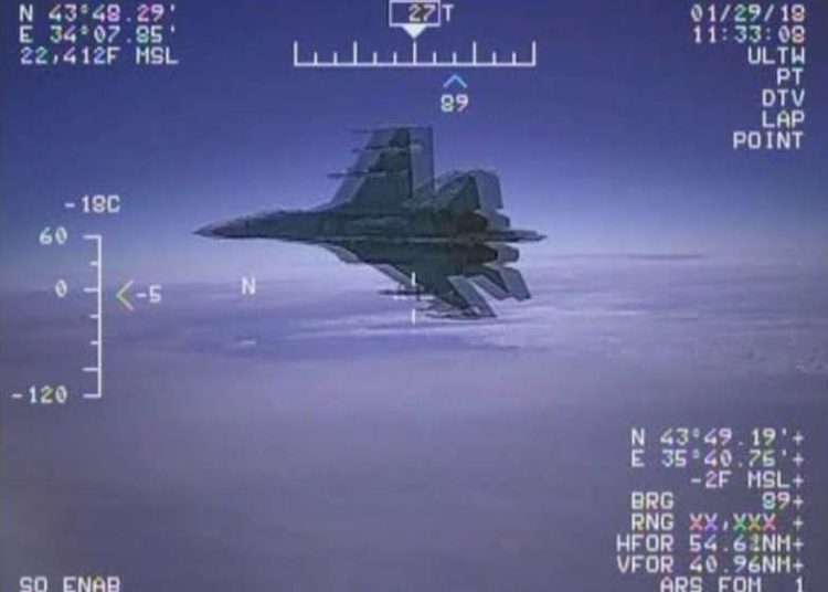 Vídeo muestra que un caza ruso estuvo cerca de impactar un avión de reconocimiento de EE.UU