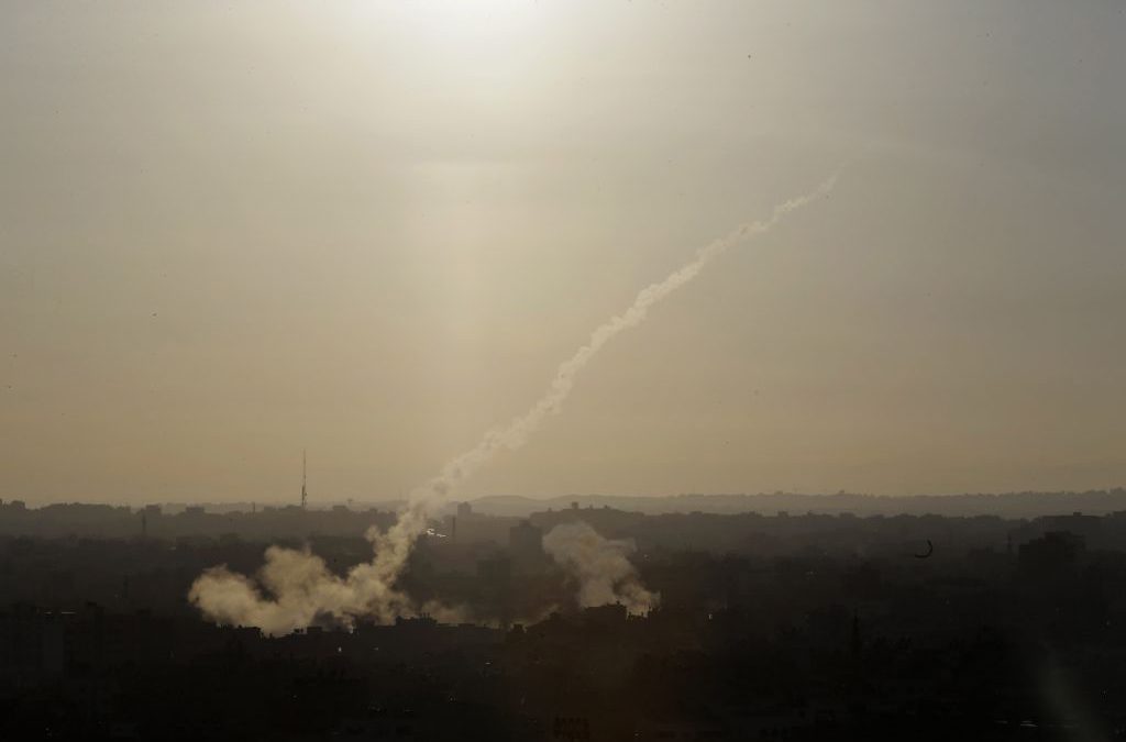 Cohete disparado desde Gaza impacta en campo abierto en el sur