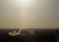 Cohete disparado desde Gaza impacta en campo abierto en el sur