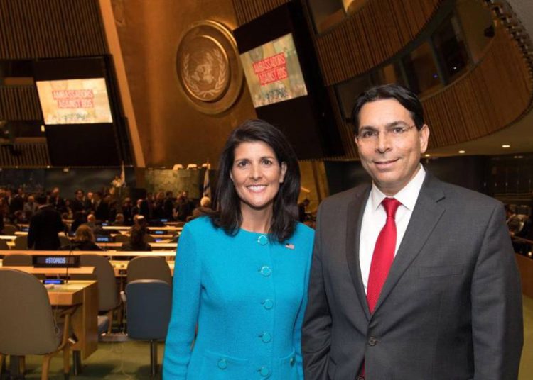 El embajador Danny Danon y el embajador Nikki Haley ingresan al Salón de la Asamblea General de la ONU. (crédito de la foto: SHAHAR AZRAN)