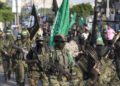 Miembros de las Brigadas Izz ad-Din al-Qassam, el brazo armado del movimiento terrorista Hamas, participan en un desfile militar contra Israel en la ciudad de Gaza, el 25 de julio de 2017. (AFP / Hams Mahmud)