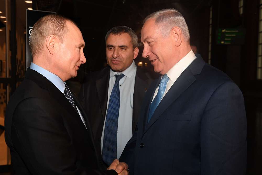 El Ministro Benjamin Netanyahu se reúne con el Presidente ruso Vladimir Putin mientras recorren el Museo del Judaísmo y la Tolerancia en Moscú, Rusia, el 29 de enero de 2018. (Kobi Gideon / GPO)