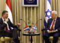 El Presidente Reuven Rivlin se reúne con el Ministro de Relaciones Exteriores de los Países Bajos, Halbe Zijlstra, en el recinto presidencial en Jerusalém el 10 de enero de 2018. (AFP PHOTO / GALI TIBBON)