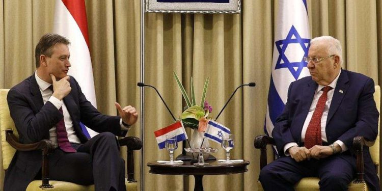 El Presidente Reuven Rivlin se reúne con el Ministro de Relaciones Exteriores de los Países Bajos, Halbe Zijlstra, en el recinto presidencial en Jerusalém el 10 de enero de 2018. (AFP PHOTO / GALI TIBBON)
