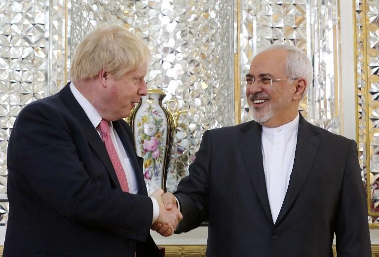 El ministro de Asuntos Exteriores de Irán Mohammad Javad Zarif (R) estrecha la mano de su homólogo británico Boris Johnson durante una reunión en Teherán el 9 de diciembre de 2017. (AFP Photo / Atta Kenare)