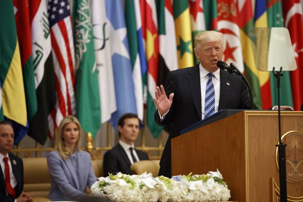 El presidente Donald Trump pronuncia un discurso en la Cumbre Árabe Islámica Estadounidense, en el Centro de Conferencias King Abdulaziz, el domingo 21 de mayo de 2017 en Riad, Arabia Saudita. Desde la izquierda, Ivanka Trump y el asesor principal de la Casa Blanca, Jared Kushner. (AP / Evan Vucci)