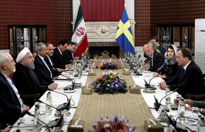 El presidente iraní, Hasan Rohani, y el primer ministro sueco, Stefan Lofven, se reúnen acompañados de sus ministros en Teherán. | AFP