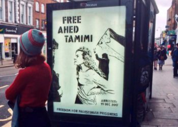El póster de Libertad a Ahed Tamimi en una parada de autobuses en Londres, diciembre de 2017. Screengrab de @proteststencil