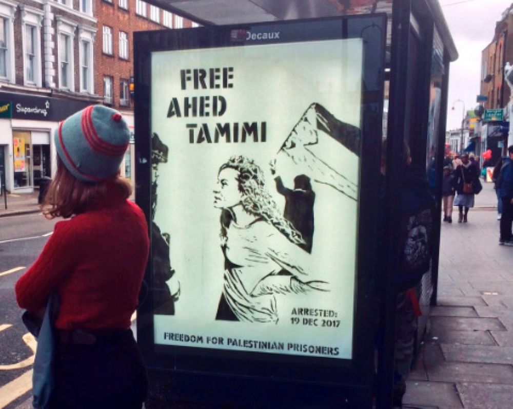 El póster de Libertad a Ahed Tamimi en una parada de autobuses en Londres, diciembre de 2017. Screengrab de @proteststencil