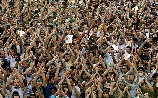 En esta foto de archivo del lunes 15 de junio de 2009, cientos de miles de partidarios del principal candidato presidencial de la oposición, Mir Hossein Mousavi, que afirma que hubo fraude electoral en las elecciones, protestan contra el resultado de las elecciones en una concentración masiva en el parque Azadi (Libertad) en Teherán, Irán. Irán conmemora el aniversario del final de las protestas de 2009 que llama "la sedición" (AP Photo / Ben Curtis, archivo)