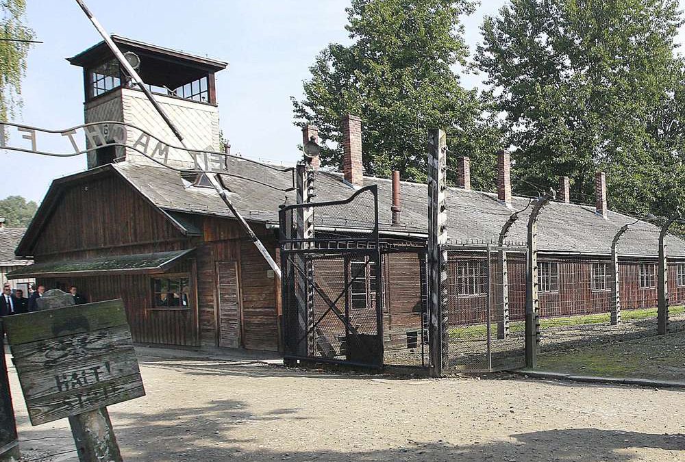 Esta foto de archivo del 29 de julio de 2016 muestra la entrada principal del antiguo campo de exterminio nazi alemán de Auschwitz, Polonia. (AP Photo / Czarek Sokolowski)