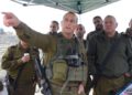 El Jefe de Estado Mayor de las FDI, Gadi Eiesnkot, derecha, y otros oficiales superiores del Comando Central del ejército visitan el área donde ocurrió un ataque terrorista la noche anterior el 10 de enero de 2018. (Fuerzas de Defensa de Israel)
