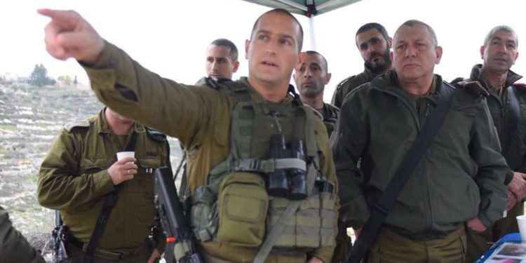 El Jefe de Estado Mayor de las FDI, Gadi Eiesnkot, derecha, y otros oficiales superiores del Comando Central del ejército visitan el área donde ocurrió un ataque terrorista la noche anterior el 10 de enero de 2018. (Fuerzas de Defensa de Israel)