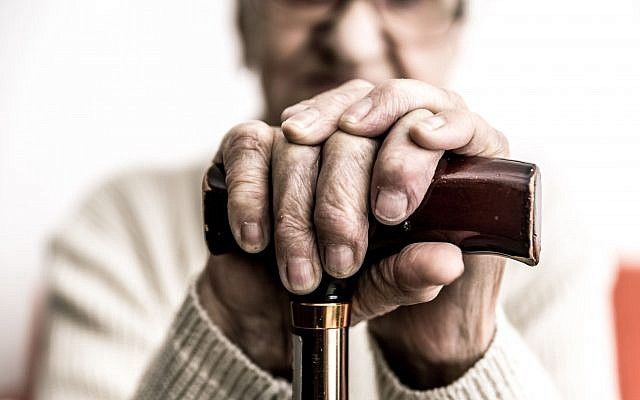 Imagen ilustrativa de una anciana con un bastón (oneinchpunch, iStock by Getty Images)