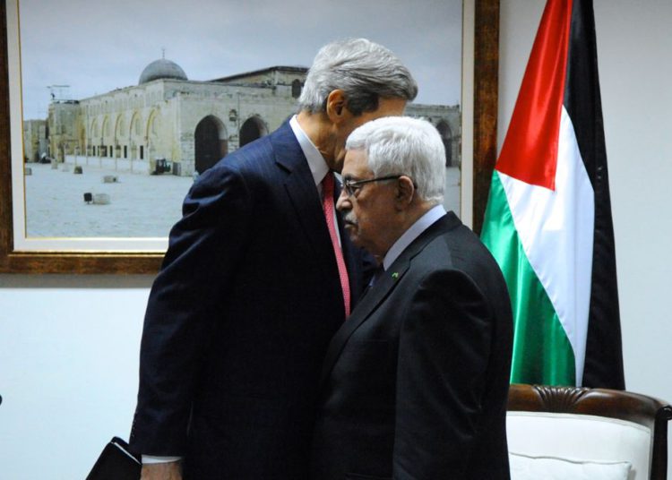 John Kerry a Abbas: “sé fuerte, no cedas a las demandas de Donald Trump”