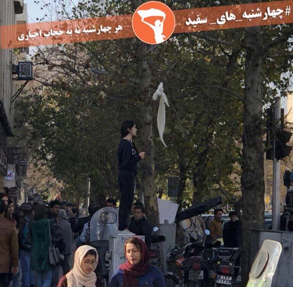 La joven iraní protesta en el cruce de Enghelab y Abureihan, en Teherán, el 27 de diciembre de 2017.