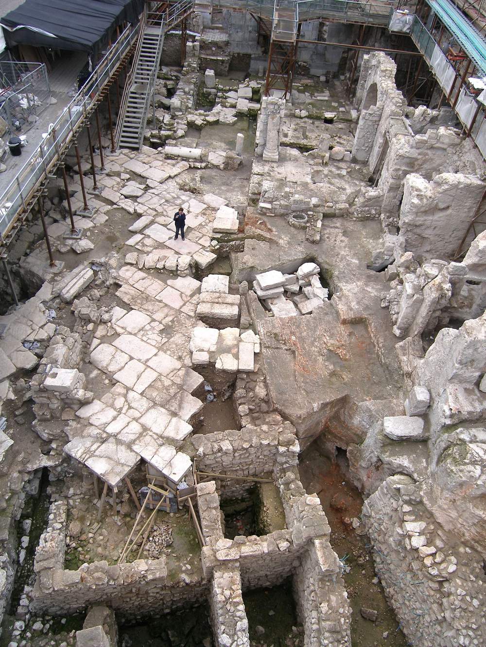Las excavaciones de la IAA en la plaza del Muro Occidental de Jerusalem, donde fue descubierto el sello del período del Primer Templo, con la inscripción "Al gobernador de la ciudad", en diciembre de 2017. (Shlomit Weksler-Bdolah)