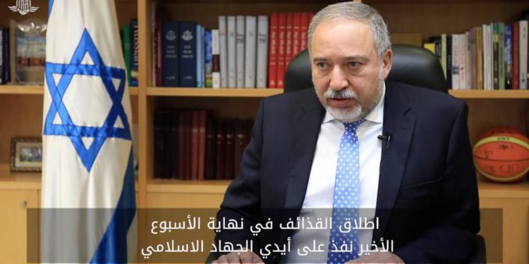El 4 de enero de 2017 aparece el ministro de Defensa, Avigdor Liberman, en un vídeo de la página árabe en Facebook del enlace militar de Israel con la Autoridad Palestina. (Captura de pantalla)