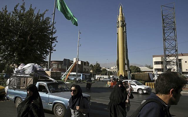 Los iraníes pasan frente a un misil Ghadr-F en el centro de Teherán, Irán, 25 de septiembre de 2016. (AP / Vahid Salemi, Archivo)