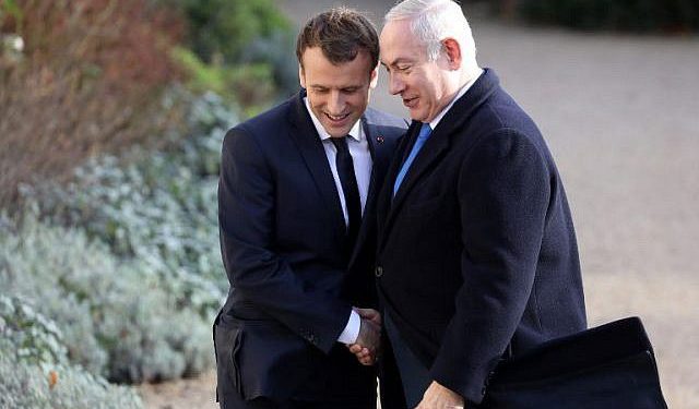 El presidente francés Emmanuel Macron (L) estrecha la mano del primer ministro israelí Benjamin Netanyahu a su llegada al Palacio del Elíseo el 10 de diciembre de 2017 en París. (AFP PHOTO / ludovic MARIN)