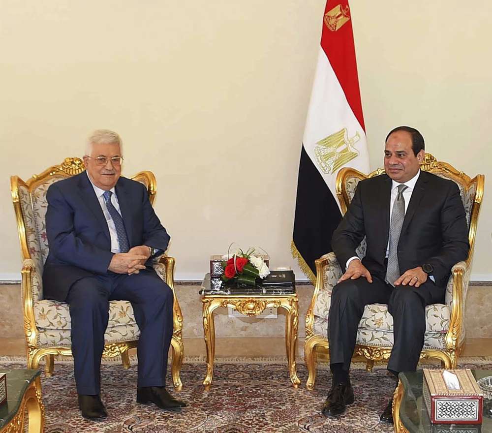 En esta foto del 17 de enero de 2018, proporcionada por la agencia de noticias estatal de Egipto, MENA, el presidente de la Autoridad Palestina, Mahmoud Abbas, a la izquierda, se reúne con el presidente egipcio Abdel-Fattah el-Sissi, en El Cairo, Egipto. (MENA vía AP)
