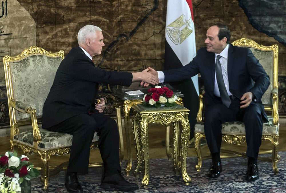 Vicepresidente de Estados Unidos Mike Pence comenzó su gira por Oriente Medio en Egipto
