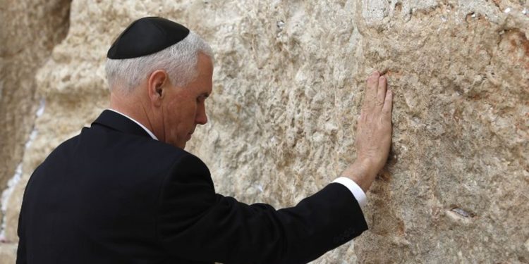 Pence visita el Muro Occidental: “Es un gran honor”