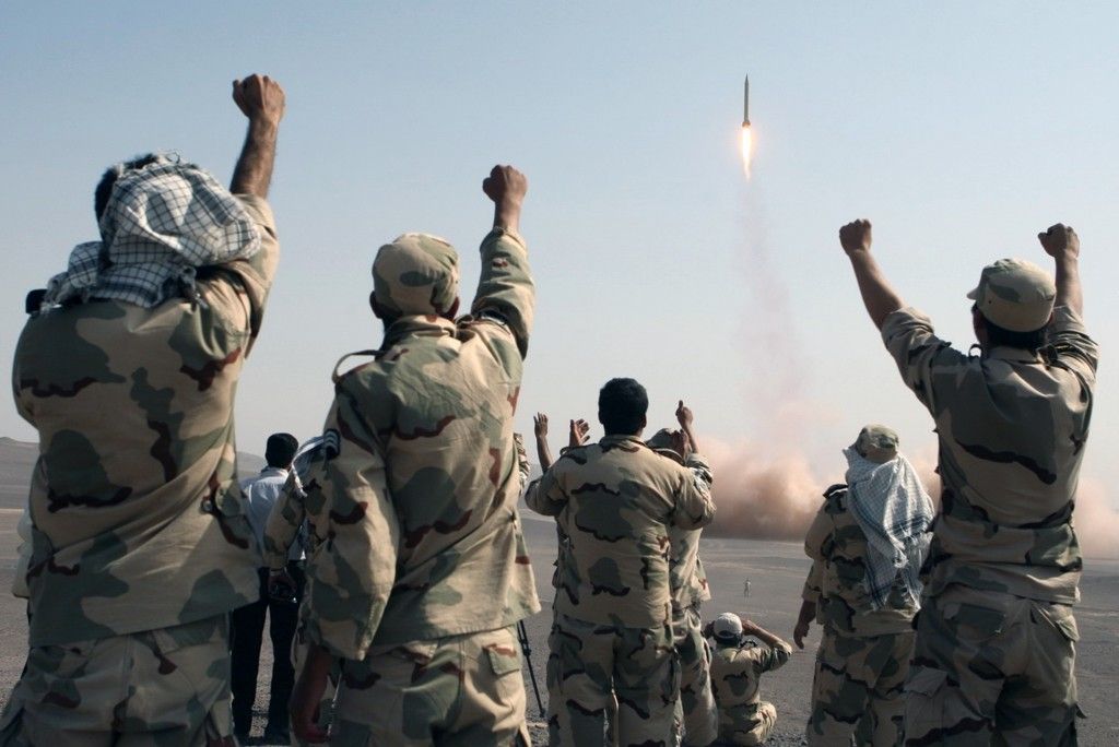 Miembros de la Guardia Revolucionaria Iraní celebran después del lanzamiento de un misil en julio de 2012 (AP / IRNA, Mostafa Qotbi)