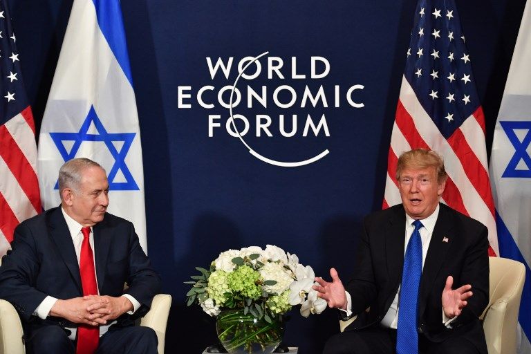 El presidente estadounidense, Donald Trump (derecha), habla con el primer ministro israelí Benjamin Netanyahu durante una reunión bilateral en el marco de la reunión anual del Foro Económico Mundial (FEM) en Davos, Suiza, el 25 de enero de 2018. (AFP PHOTO / Nicholas Kamm)