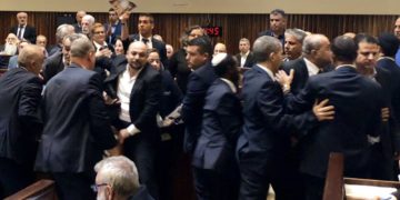 Parlamentarios árabes arman bochornoso incidente durante discurso de Mike Pence