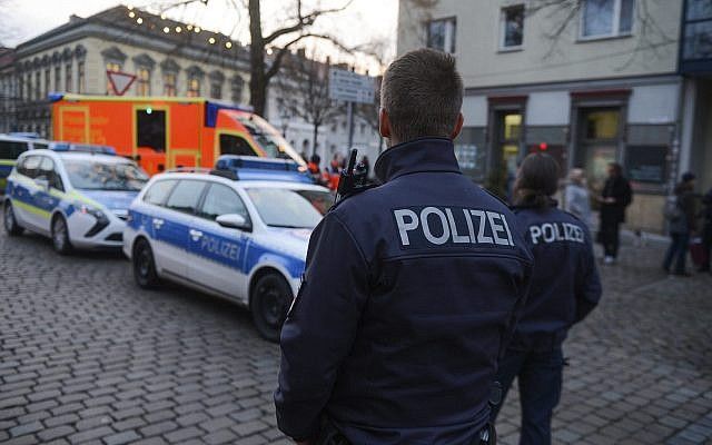 Ilustrativo: la policía cierra las calles en torno a un mercado navideño después de que se encontró un objeto sospechoso en Potsdam, Alemania, el 1 de diciembre de 2017. (Julian Staehle / dpa via AP)