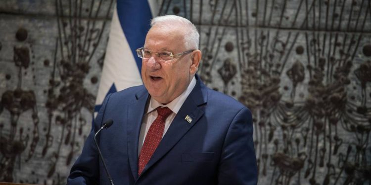 Rivlin critica a Abbas por propagar “terribles conspiraciones antijudías”