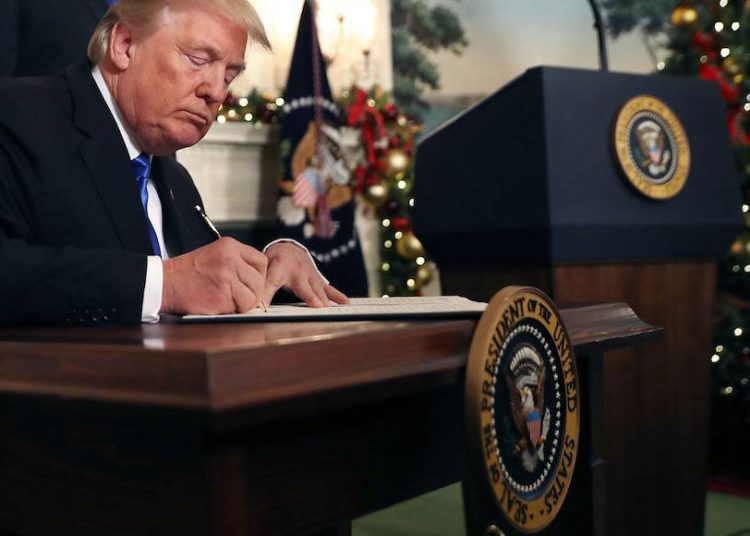 El presidente de los Estados Unidos, Donald Trump, firma una proclamación de que el gobierno de Estados Unidos reconoce formalmente a Jerusalem como la capital de Israel en la Casa Blanca en Washington, DC, el 6 de diciembre de 2017. (Chip Somodevilla / Getty Images vía JTA)