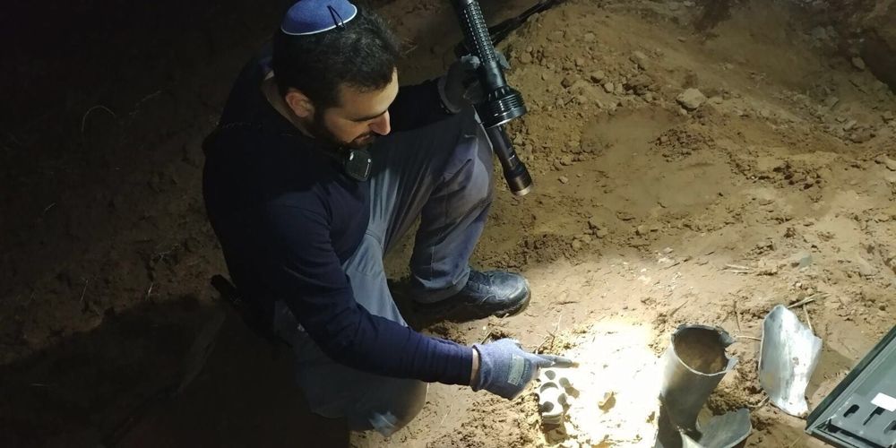 Un policía inspecciona un cohete que los terroristas dispararon en la región de Eshkol, en el sur de Israel, en la Franja de Gaza el 1 de enero de 2018. (Policía de Israel)