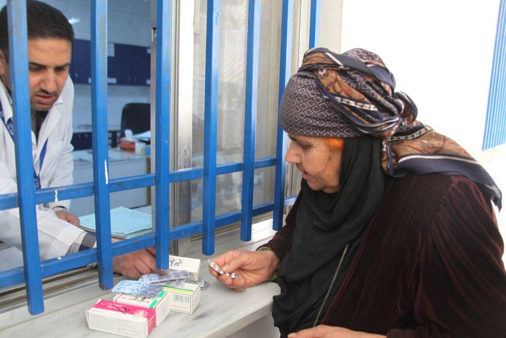 Una refugiada palestina que vive en Siria recibe medicamentos en una clínica de UNRWA. (Cortesía UNRWA / Taghrid Mohammad)