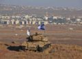 Una bandera Israelí flamea sobre los restos de un tanque en una colina en los Altos del Golán con vistas a la frontera con Siria el 18 de octubre de 2017. (AFP Photo / Jalaa Marey)
