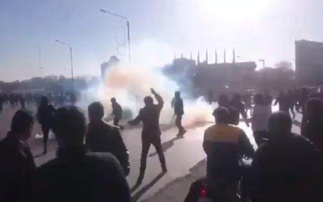 Una imagen fija de vídeo de manifestantes en la segunda ciudad más grande de Irán que se manifiesta por el aumento de los precios y el alto desempleo. (Captura de pantalla de Twitter)
