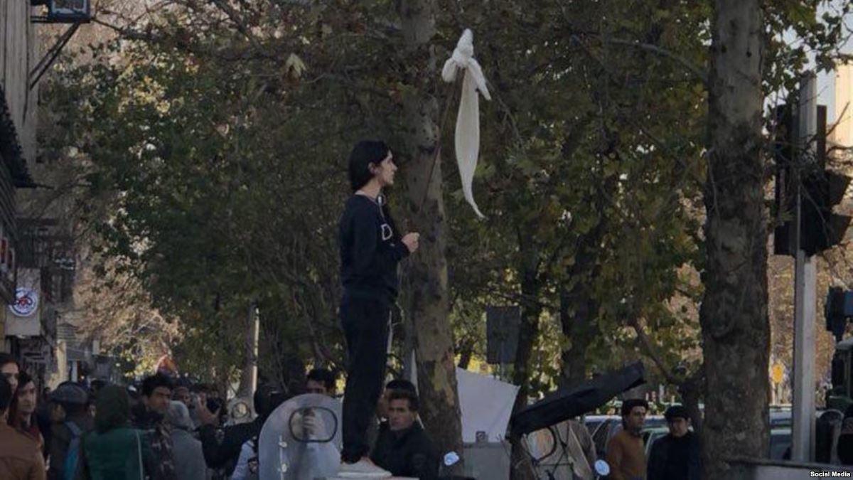 Una mujer se quitó el velo en plena protesta y se transformó en el símbolo de la lucha contra el régimen de Irán