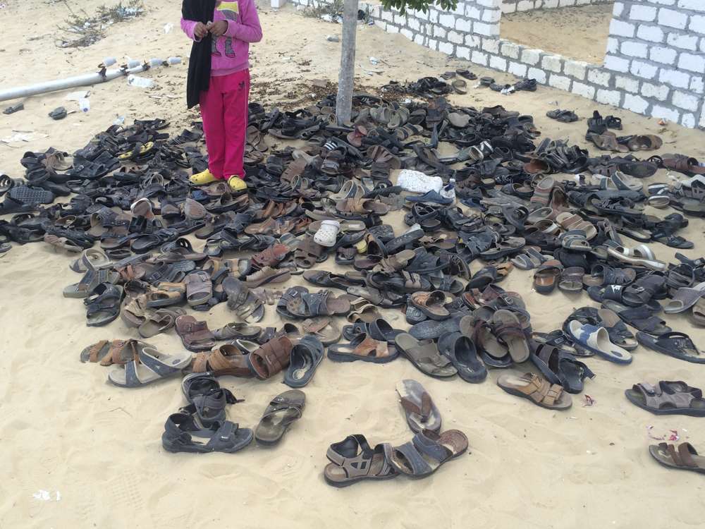 Los zapatos desechados de las víctimas permanecen fuera de la mezquita Al-Rawda en Bir al-Abd Northern Sinai, Egipto, un día después de que los jihadistas mataran a cientos, el 25 de noviembre de 2017. (AP Photo)