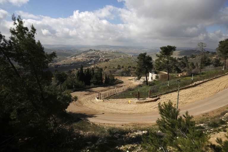 Una fotografía tomada desde la ciudad israelí de Yiftah el 30 de enero de 2018 muestra la cerca fronteriza entre Israel y el Líbano con el pueblo libanés del sur, Blida, en el fondo. (AFP / Jalaa Marey)